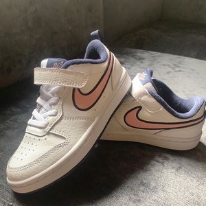 Unisex children’s Nike sneakers, nwot
